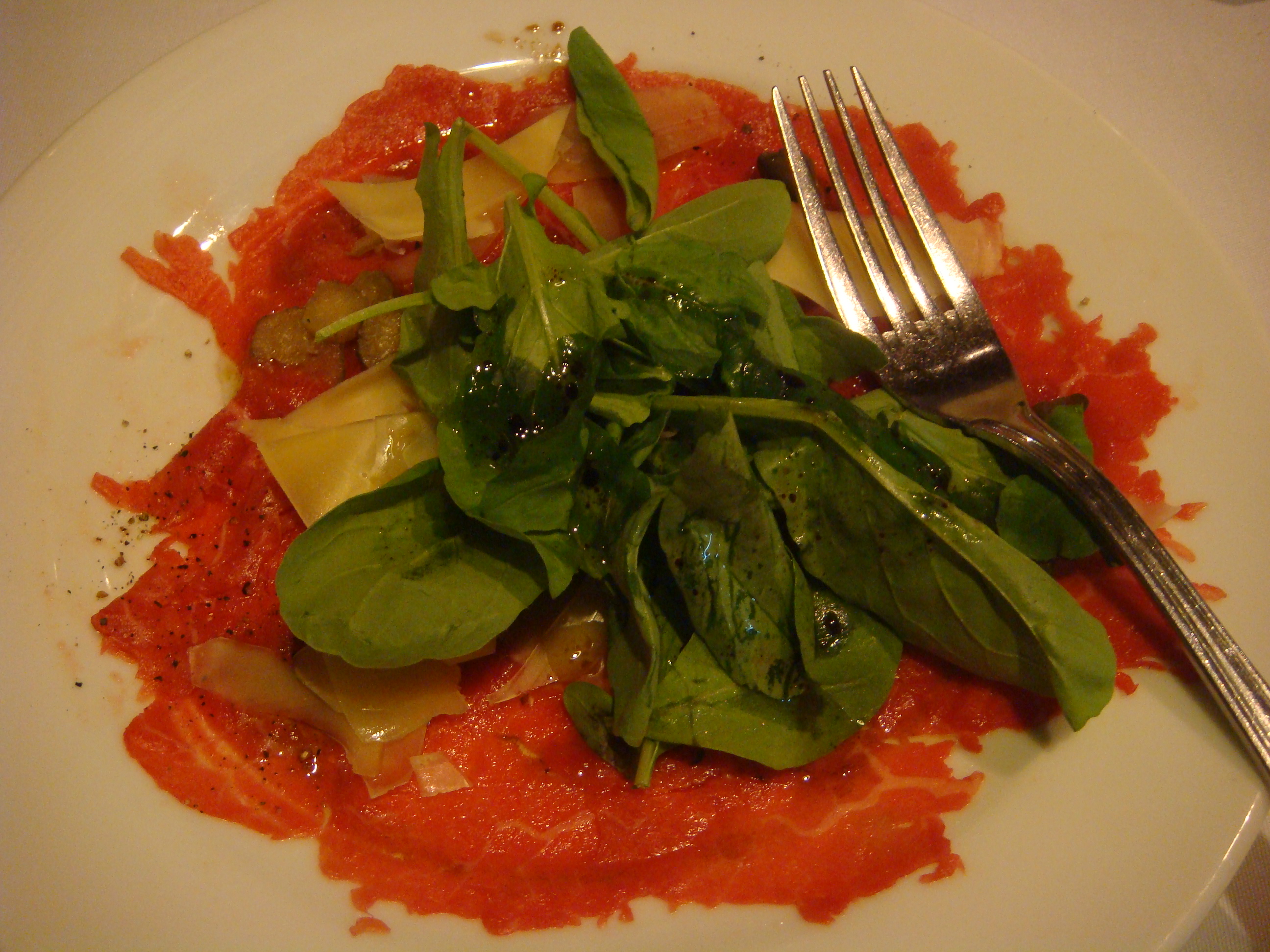 Beef carpacio with rocket salad, olive oil, vinegar and capers