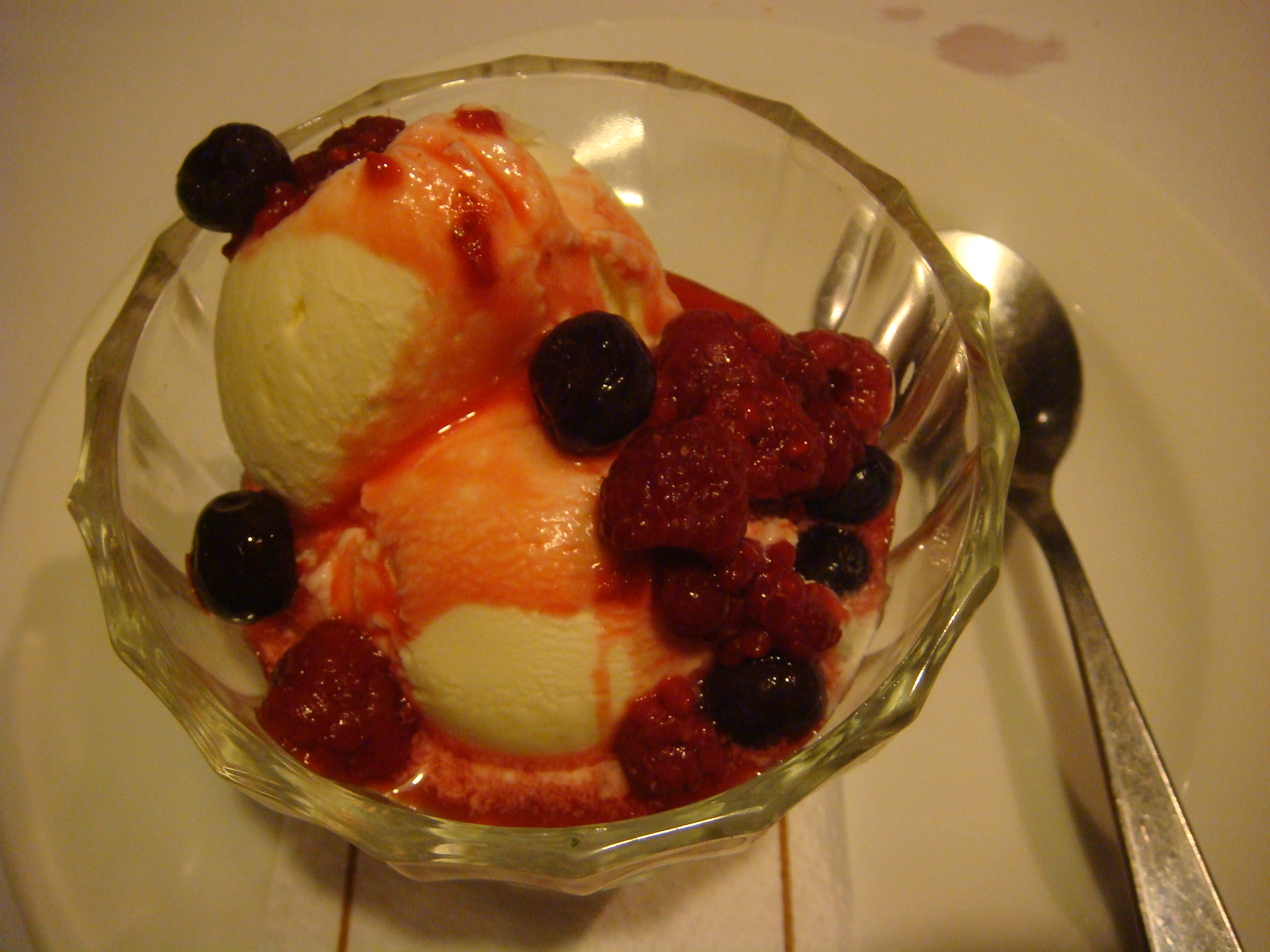 Vanilla ice cream with fresh berries