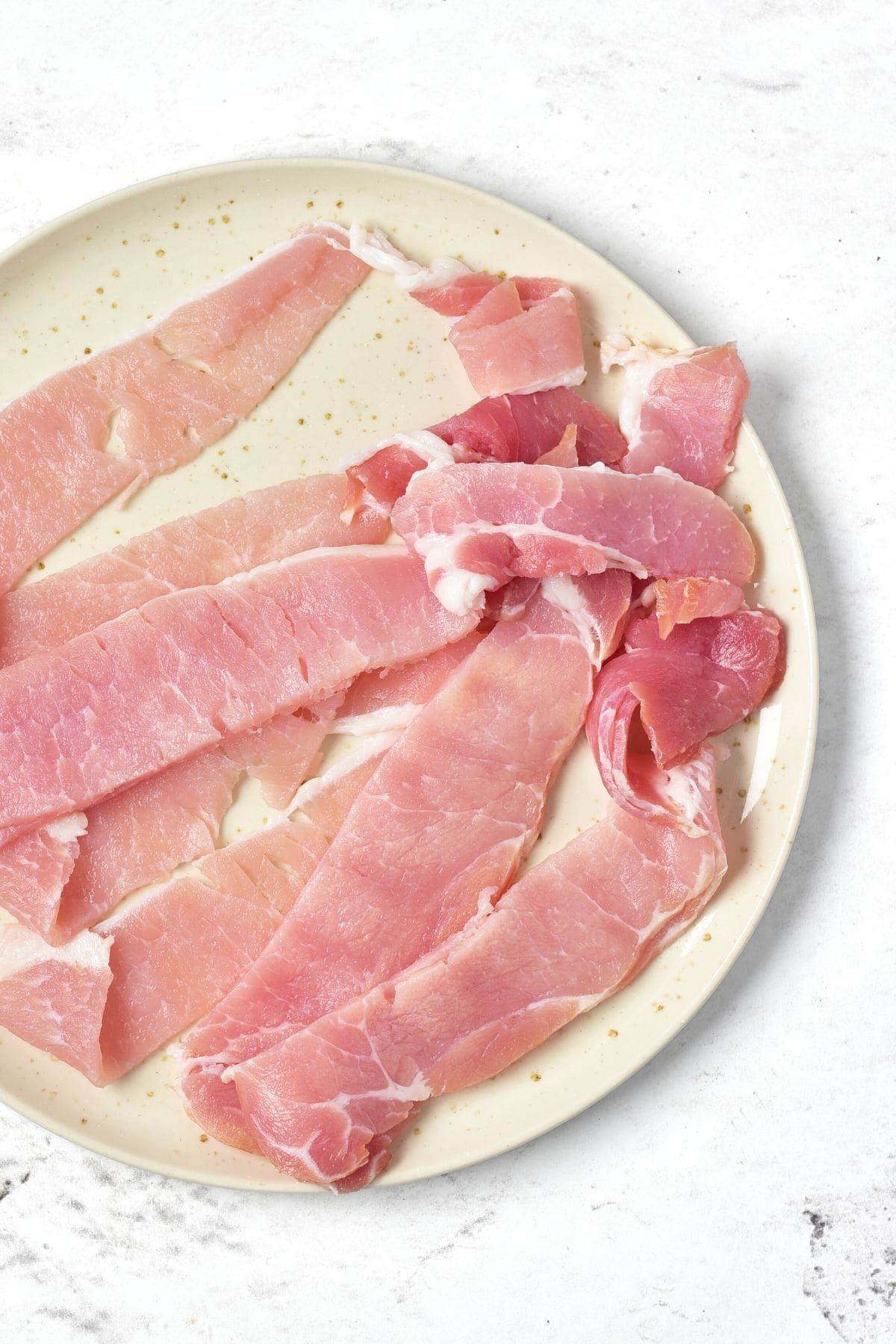 A plate of bacon slices