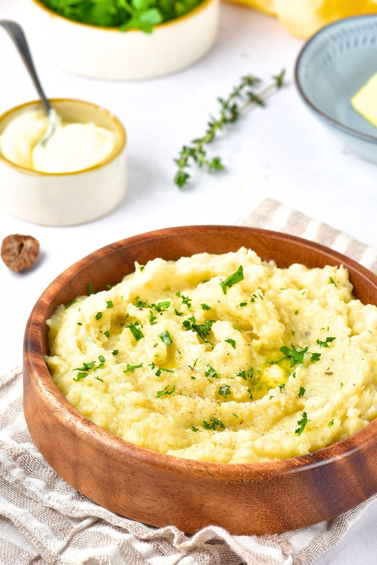 A bowl of mashed potatoes with cauliflower