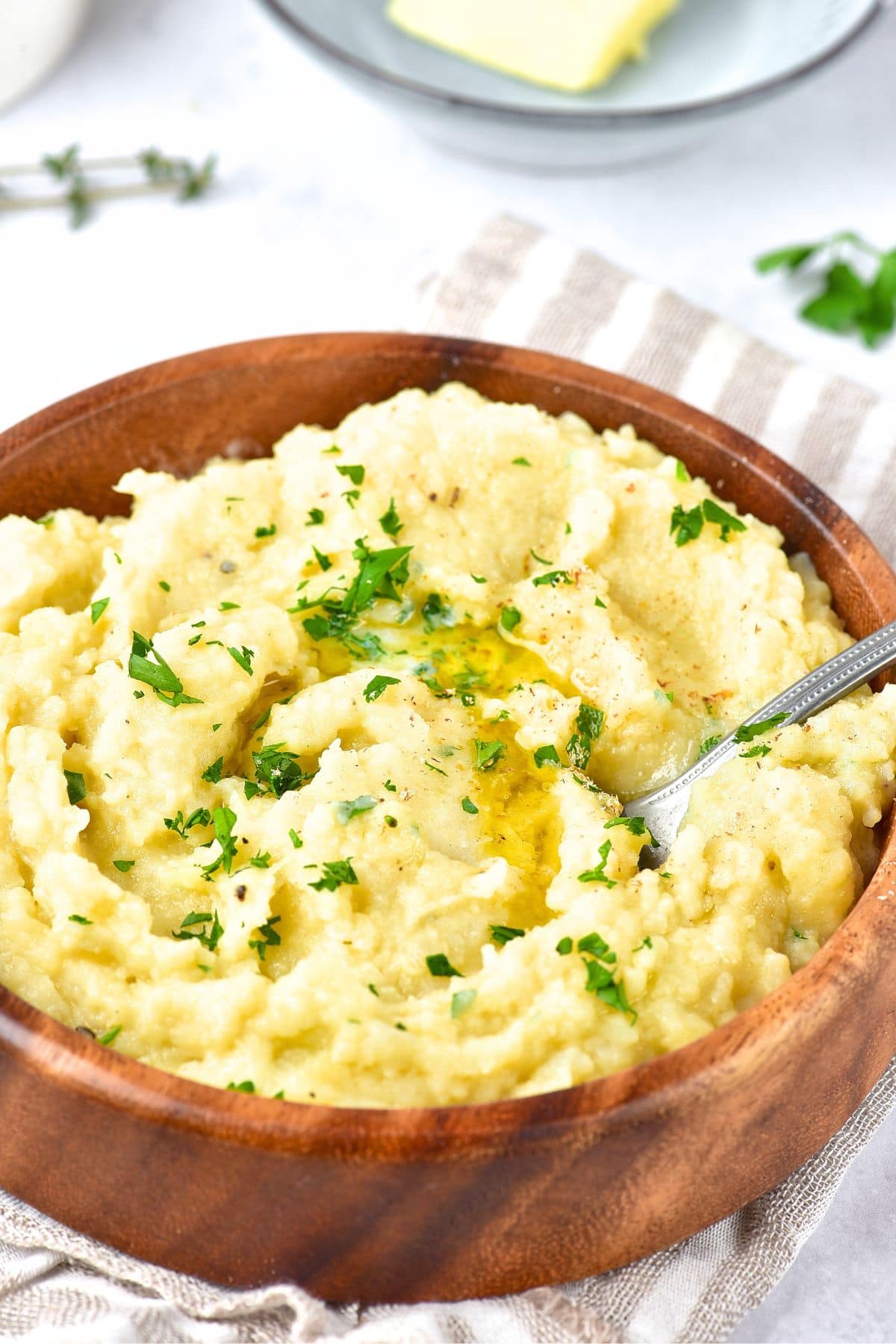 A bowl of cauliflower and potato mashed potatoes.