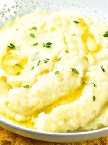 A bowl of creamy mashed potatoes