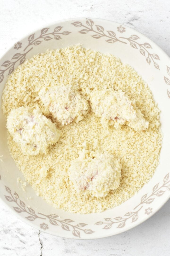 Coating chicken nuggets in panko breadcrumbs