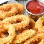 A plate of crispy calamari and marinara sauce