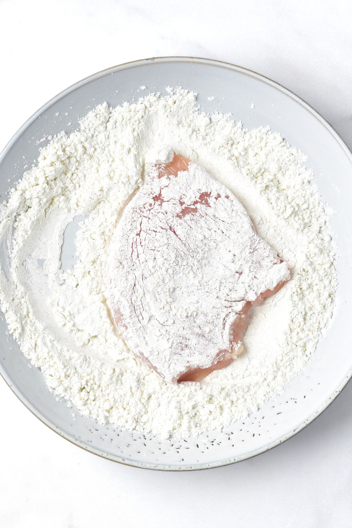 Coating chicken fillets in cornstarch