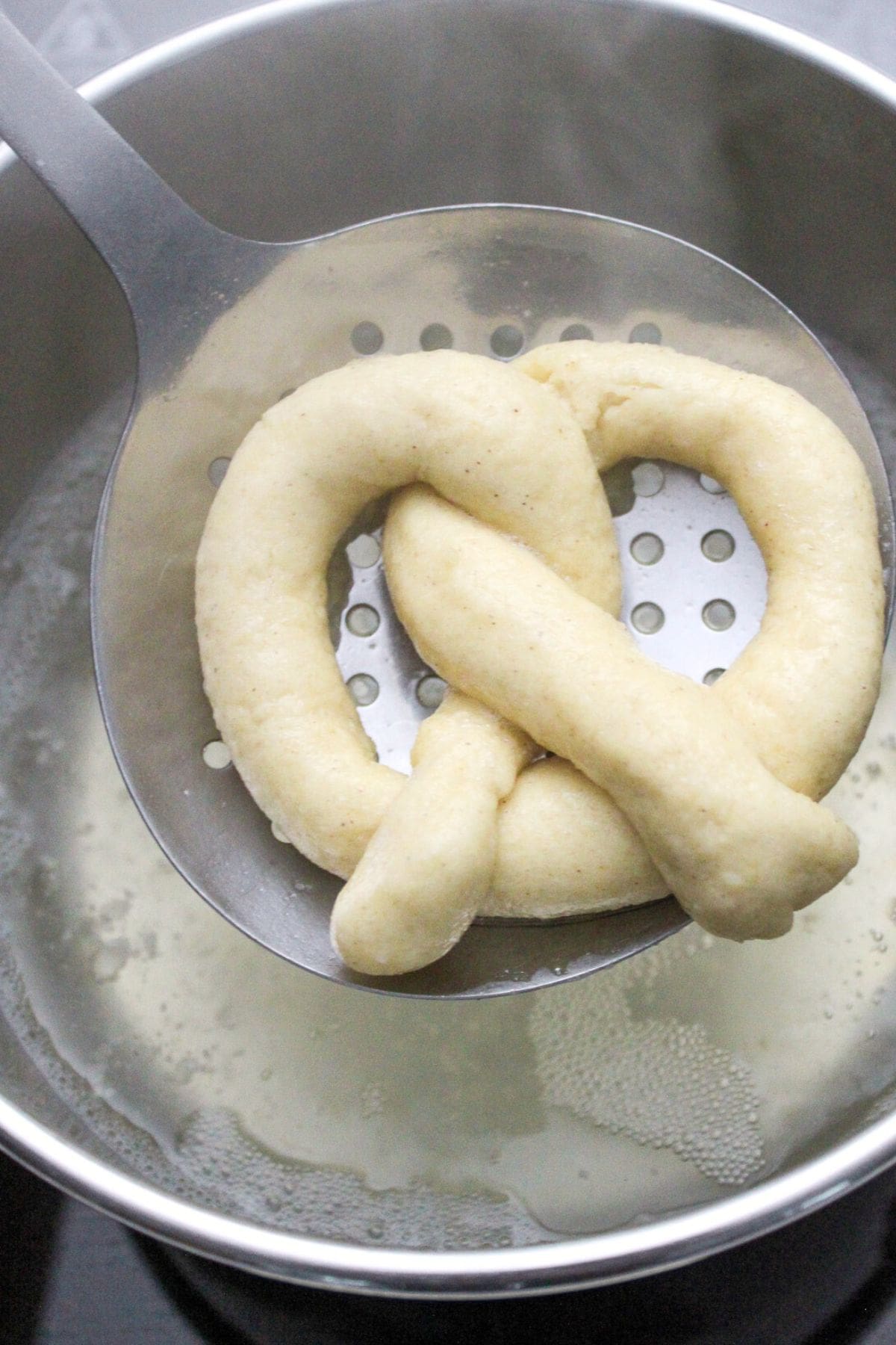 Removing pretzel dough from soda bath