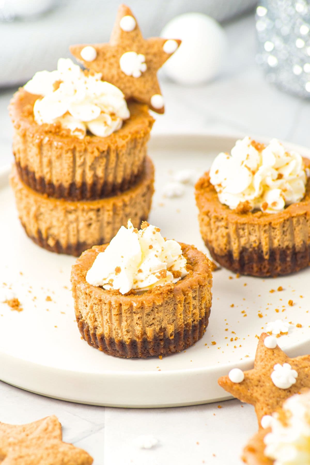 Individual mini gingerbread cheesecakes