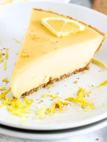 Slice of lemon icebox pie on two plates.