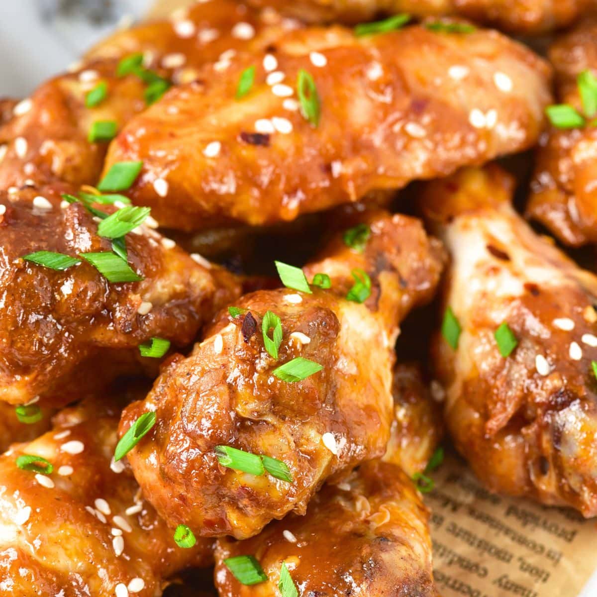 Sticking chicken wings garnished with spring onions