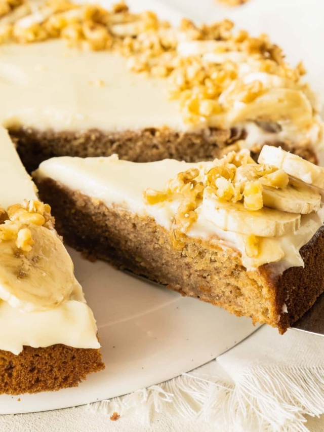 Taking a slice of banana cake from the whole cake.